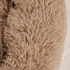 Brinquedo de pelúcia macia para pets, ideal para morder e brincar com conforto e segurança.