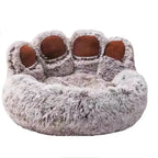 Cama pet em formato de pata de urso, macia e fofa, ideal para cães e gatos descansarem confortavelmente.
