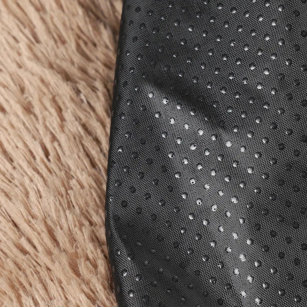 Tecido preto perfurado com textura macia ao lado de pelúcia marrom, ideal para acessórios de pets.