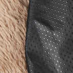 Tecido preto perfurado com textura macia ao lado de pelúcia marrom, ideal para acessórios de pets.