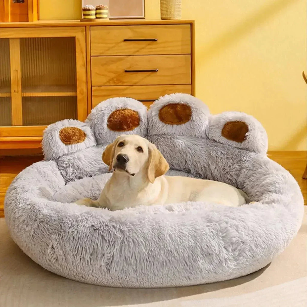 Cachorro em cama de pelúcia com design de patas, confortável e aconchegante para pets