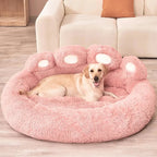 Cama rosa fofa em formato de patinha para cachorro descansando confortavelmente