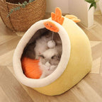 Gato dormindo em casinha de frango amarela, acessório fofo para pets