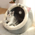 Gatinho cinza e branco em casinha de gato com orelhas e pompon, acessório confortável para pets
