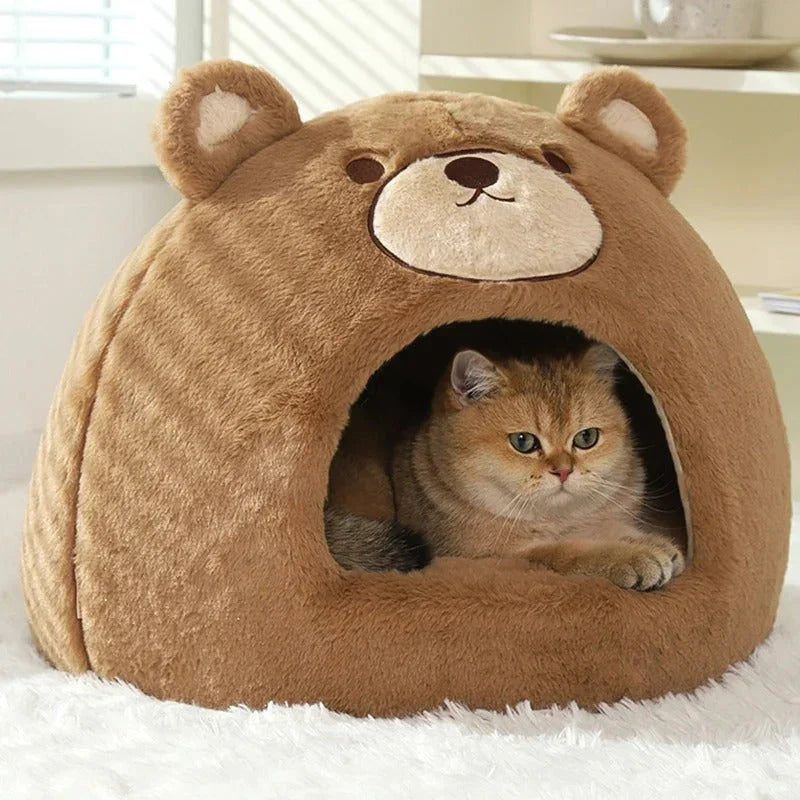 Casa de gato em forma de urso marrom, aconchegante e macia, com gato laranja dentro
