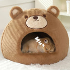 Casinha de gato em formato de urso marrom, macia e aconchegante, com gatinho dormindo dentro